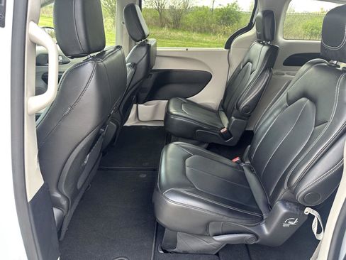 Used 2024 Chrysler Pacifica Touring-L FWD image 14