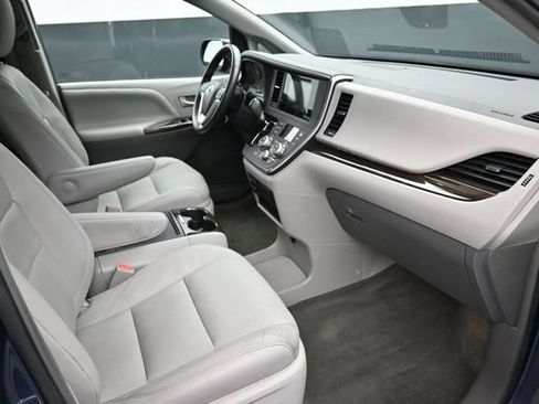 Used 2017 Toyota Sienna XLE FWD image 18