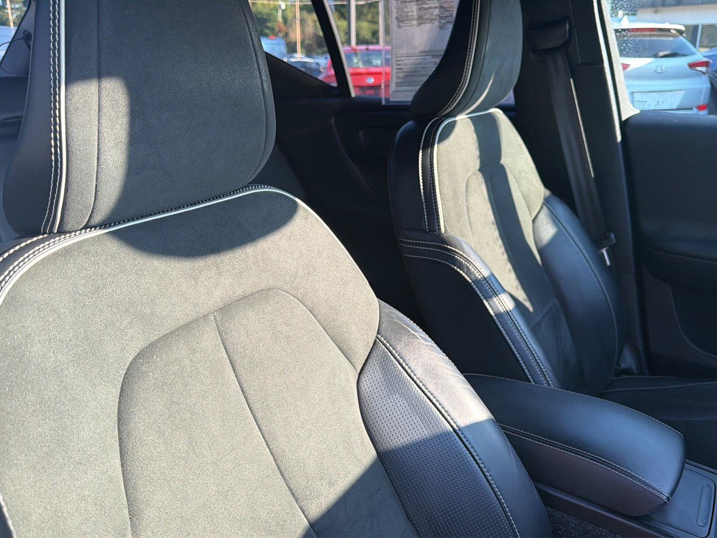 Used 2019 Volvo XC40 T4 R-Design FWD image 15