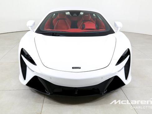 Used 2025 McLaren Artura RWD image 4