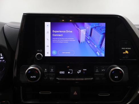 Used 2023 Toyota Highlander LE AWD/4WD image 25