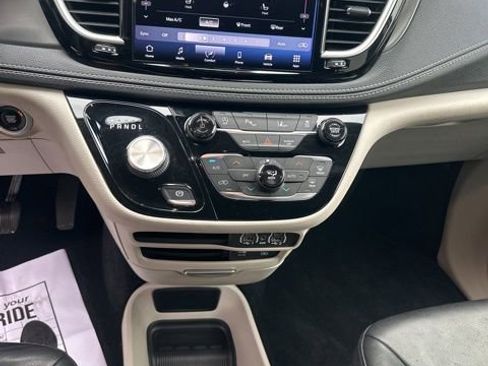 Used 2022 Chrysler Pacifica Touring-L image 19