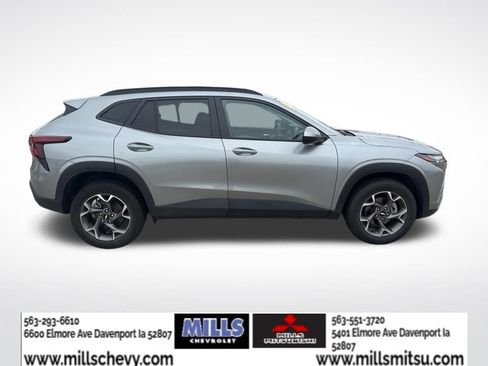 Used 2025 Chevrolet Trax LT w/ LT Convenience Package FWD image 7