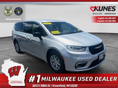 Used 2024 Chrysler Pacifica Touring-L FWD image 1