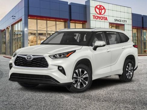 Used 2021 Toyota Highlander XLE FWD image 2