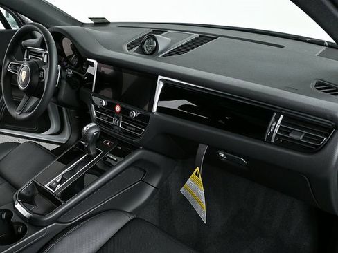 New 2025 Porsche Macan image 29
