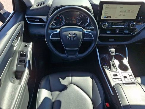 Used 2023 Toyota Highlander XLE AWD/4WD image 2