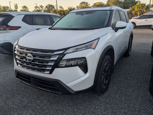 Used 2024 Nissan Rogue SV w/ SV Premium Package image 2