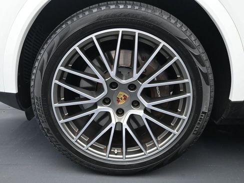 Certified 2022 Porsche Cayenne Platinum Edition image 33