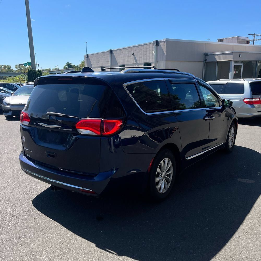 Used 2018 Chrysler Pacifica Touring-L w/ Premium Audio Group FWD image 3