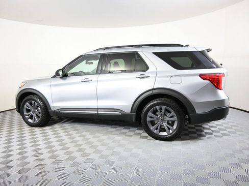 Used 2022 Ford Explorer XLT w/ Equipment Group 202A image 3