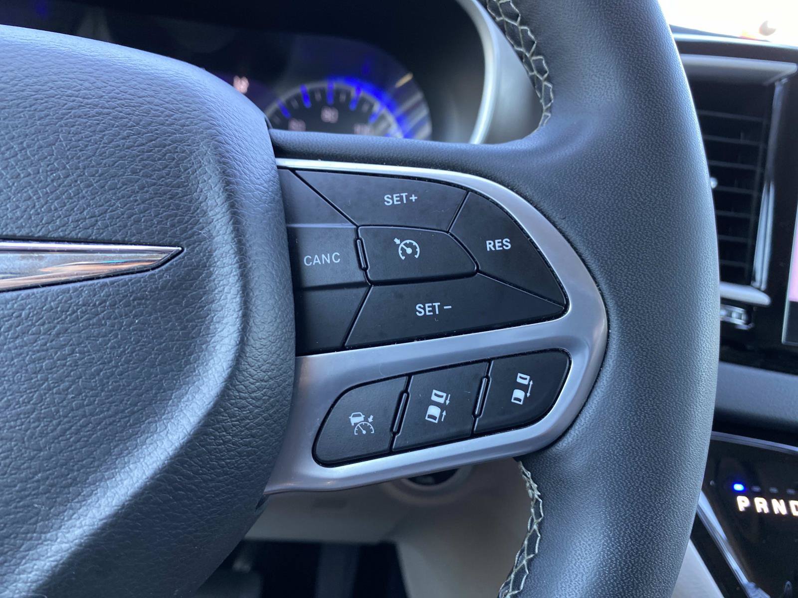 Used 2024 Chrysler Pacifica Touring-L FWD image 12