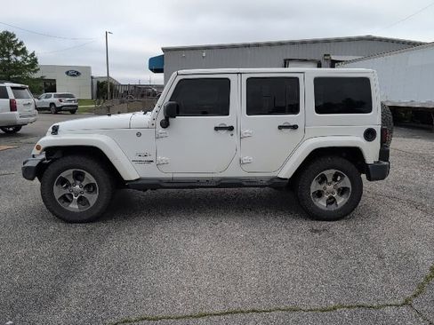 Used 2018 Jeep Wrangler Unlimited Sahara w/ Connectivity Group AWD/4WD image 1