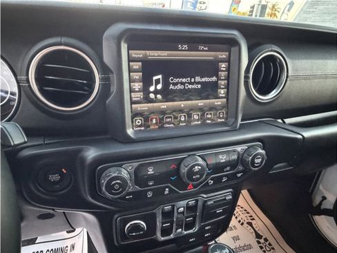 Used 2018 Jeep Wrangler Unlimited Sahara image 37