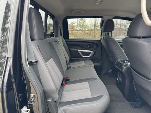 Used 2022 Nissan Titan SV w/ SV Convenience Package image 11