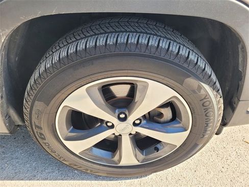 Certified 2019 Jeep Cherokee Limited image 18