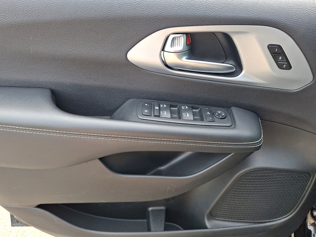 Certified 2026 Chrysler Pacifica Limited FWD image 23