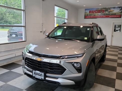 Used 2025 Chevrolet TrailBlazer LT AWD/4WD image 2