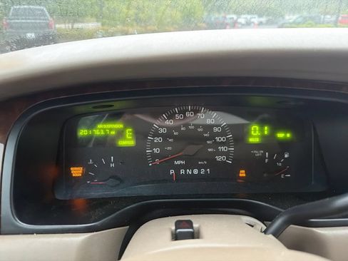 Used 2001 Lincoln Town Car Signature RWD image 4