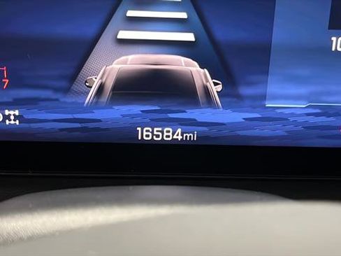 Used 2025 Chevrolet Traverse LT w/ Sun and Wheel Package image 10