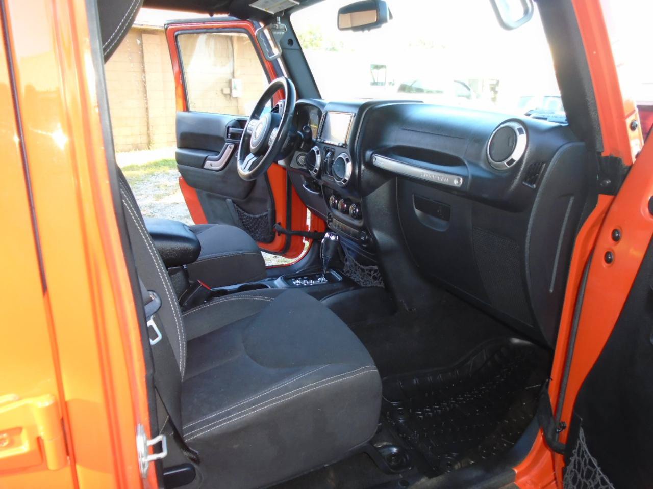 Used 2015 Jeep Wrangler Unlimited Rubicon w/ Connectivity Group AWD/4WD image 13