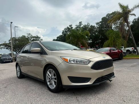 Used 2018 Ford Focus SE FWD image 3