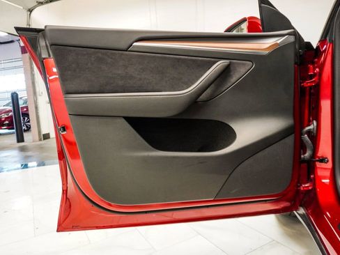 Used 2024 Tesla Model Y Performance image 19