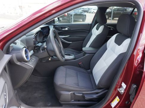 Used 2025 Chevrolet Trax LS w/ LS Convenience Package image 7