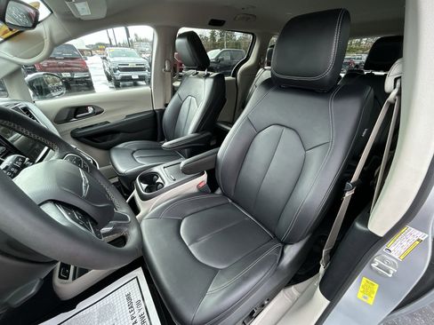 Used 2024 Chrysler Pacifica Touring-L image 13
