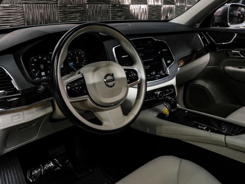 Used 2017 Volvo XC90 T6 Momentum w/ Convenience Package AWD/4WD image 4