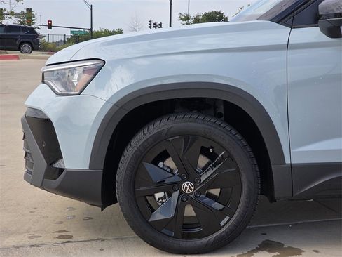 New 2025 Volkswagen Taos SE image 5