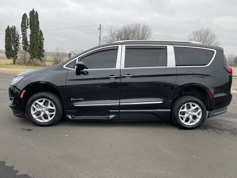 Used 2019 Chrysler Pacifica Touring-L image 8