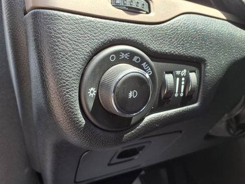 Used 2017 Jeep Cherokee Latitude w/ Cold Weather Group image 12