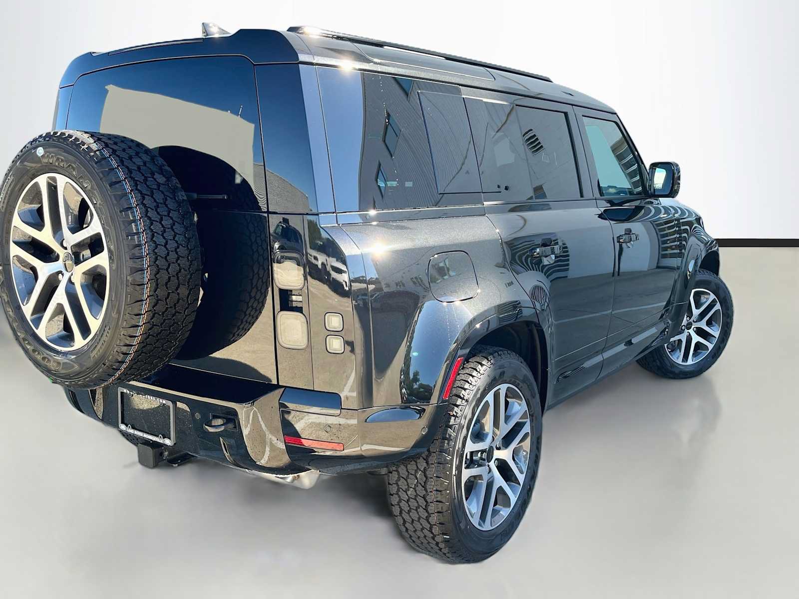 New 2026 Land Rover Defender 110 X-Dynamic SE AWD/4WD image 3