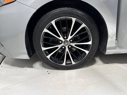 Used 2018 Toyota Camry SE w/ Moonroof Package FWD image 6