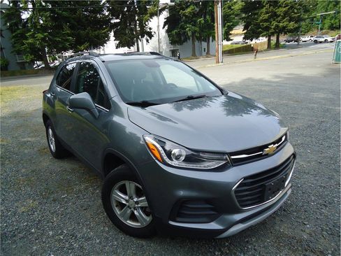 Used 2019 Chevrolet Trax LT w/ LT Convenience Package AWD/4WD image 3