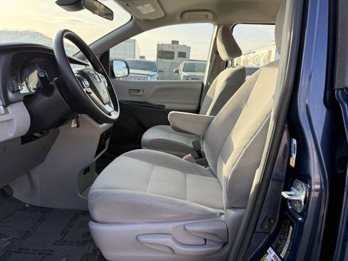Used 2018 Toyota Sienna L w/ Carpet Mat Package image 15