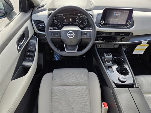 Used 2025 Nissan Rogue SV image 15