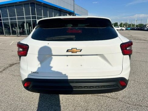 Used 2025 Chevrolet Trax LS w/ LS Convenience Package FWD image 4