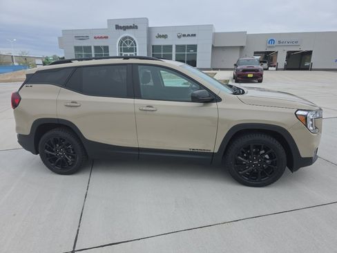 Used 2023 GMC Terrain SLE w/ Driver Convenience Package image 4