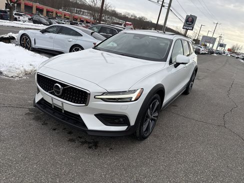 Certified 2025 Volvo V60 B5 Cross Country Plus AWD/4WD image 3