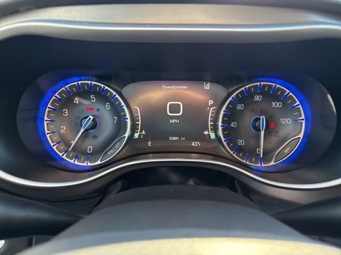 Used 2024 Chrysler Pacifica Touring-L image 6