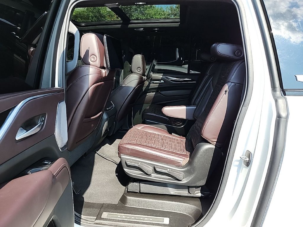 Used 2021 Cadillac Escalade ESV Sport Platinum w/ Heavy-Duty Trailer Package AWD/4WD image 9