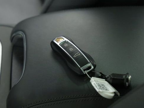 Used 2022 Porsche Cayenne Platinum Edition image 43