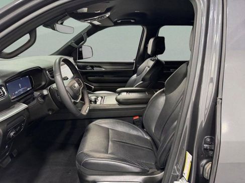 Used 2024 Jeep Wagoneer L Series II w/ Flexible Seating Group AWD/4WD image 8