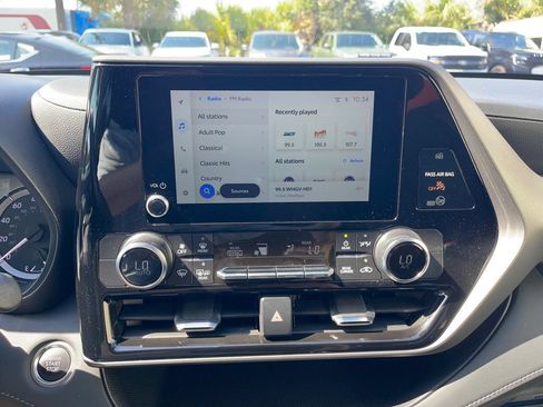 Used 2025 Toyota Highlander LE FWD image 19