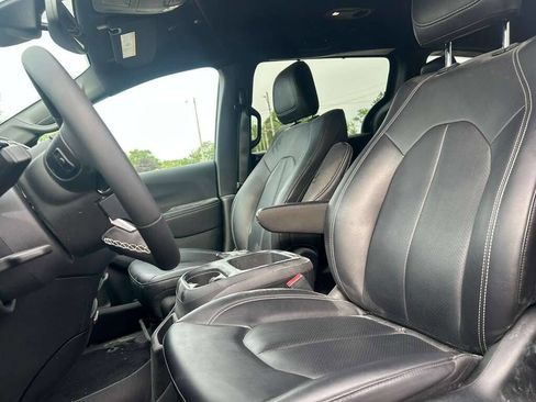 Used 2026 Chrysler Pacifica Select FWD image 11