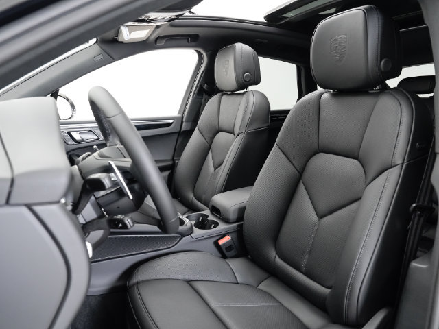 Certified 2026 Porsche Macan AWD/4WD image 5