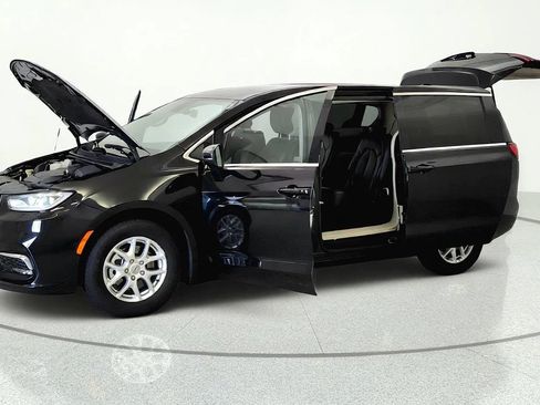 Used 2023 Chrysler Pacifica Touring-L FWD image 9