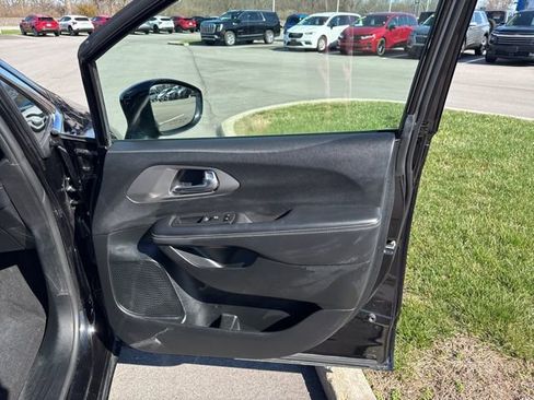 Used 2025 Chrysler Pacifica Select image 22